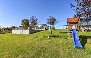 Herní místnost nebo prostor pro děti v ubytování Three-Bedroom Holiday Home In Durdevac