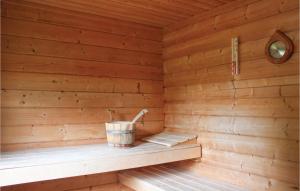 a wooden sauna with a bucket in it at Residentie De Mors Type Dinkel in Delden
