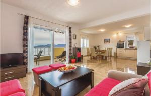Kuchyňa alebo kuchynka v ubytovaní Three-Bedroom Apartment In Komarna
