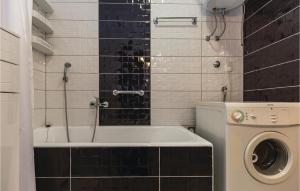 Koupelna v ubytování Three-Bedroom Apartment In Komarna