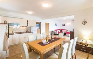 Kuchyň nebo kuchyňský kout v ubytování Three-Bedroom Apartment In Komarna