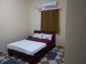 JacquevilleにあるWelcome Hôtelのベッドルーム1室(窓、暖房付)