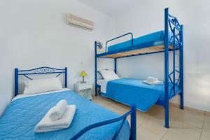 アルハンゲロスにあるStegna House Sea Viewのベッドルーム1室(二段ベッド2組付)