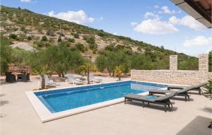 una piscina con una montagna sullo sfondo di Stunning Home In Postira a Postira (Postire)