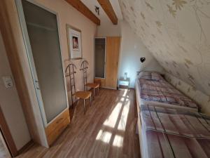a small room with a bed and a table and chairs at Ferienwohnung Landhaus Auf dem Hollo in Petershagen
