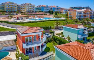 Una vista aérea de un complejo turístico con piscina. en 2 Bedroom Nice Home In Savudrija, en Savudrija 24 fotos más
