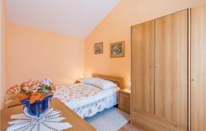 Postel nebo postele na pokoji v ubytování One-Bedroom Holiday Home In Zminj