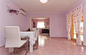Fotografie z fotogalerie ubytování Holiday Home Peresiji I v destinaci Peresiji