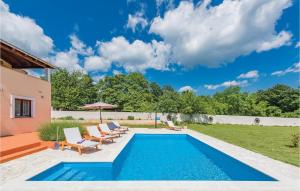 Bazén v ubytovaní Holiday Home Peresiji I alebo v jeho blízkosti
