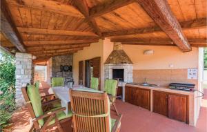 Kuchyňa alebo kuchynka v ubytovaní Holiday Home Peresiji I