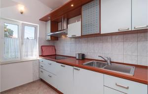 Kuchyň nebo kuchyňský kout v ubytování Three-Bedroom Holiday Home In Kastel Stari