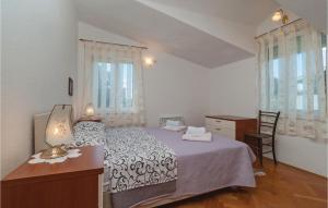 Postel nebo postele na pokoji v ubytování Three-Bedroom Holiday Home In Kastel Stari