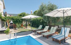 Bazén v ubytování Three-Bedroom Holiday Home In Kastel Stari nebo v jeho okolí