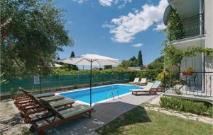 Bazén v ubytování Three-Bedroom Holiday Home In Kastel Stari nebo v jeho okolí