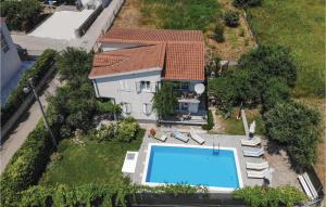 Bazén v ubytování Three-Bedroom Holiday Home In Kastel Stari nebo v jeho okolí