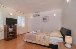 Postel nebo postele na pokoji v ubytování Three-Bedroom Holiday Home In Kastel Stari