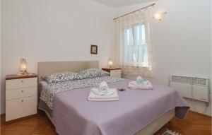 Postel nebo postele na pokoji v ubytování Three-Bedroom Holiday Home In Kastel Stari