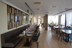 a dining room with tables and chairs in a restaurant at Motel Alaska in Deva