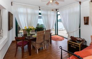 Ruang duduk di Gorgeous Apartment In Blace With Wifi