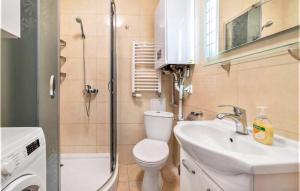 Un baño con inodoro, lavabo y ducha. en Amazing Apartment In Gdansk With Wifi, en Gdansk