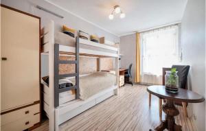 Un dormitorio con literas con un escritorio y una mesa. en Amazing Apartment In Gdansk With Wifi, en Gdansk