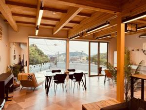 Posezení v ubytování 道後温泉本館まで車2分広々124m2貸切別荘大人数宿泊向