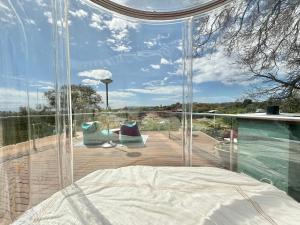 ライにあるEpic Rye Penthouse with Bubble Dome & Amazing Views!のベッドルーム1室(大きなガラス窓、プール付)