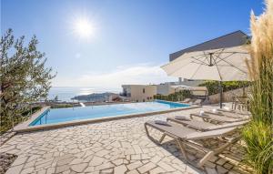 Bazén v ubytovaní Cozy Home In Makarska With Sauna alebo v jeho blízkosti