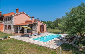 Bazén v ubytování Holiday Home Dalmatinska Croatia nebo v jeho okolí