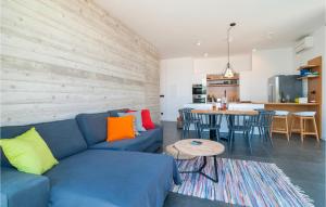 Χώρος καθιστικού στο 2 Bedroom Nice Home In Sutivan