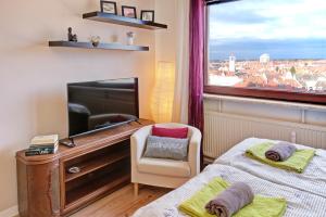 Televiisor ja/või meelelahutuskeskus majutusasutuses Blick über Karlsruhe - Ferienwohnung Panorama