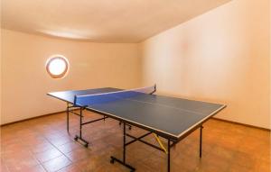 Stolní tenis v ubytování 4 Bedroom Awesome Home In Pula nebo okolí
