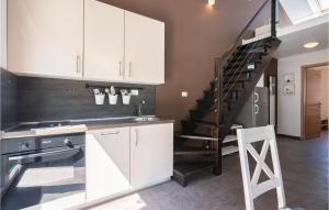 Kuchyň nebo kuchyňský kout v ubytování Cozy Apartment In Porozina With Wifi