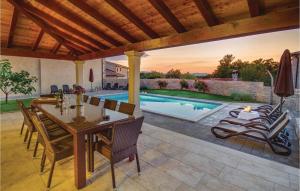 ヴァンタシチにある4 Bedroom Beautiful Home In Turcicのテーブルと椅子とプールのあるパティオ