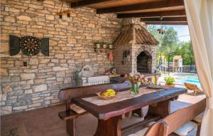 Bazén v ubytování Holiday Home Dalmatinska Croatia nebo v jeho okolí