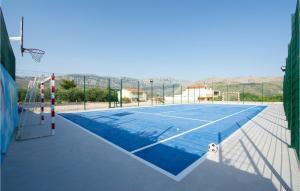 Tenis a/nebo squash v ubytování Cozy Apartment In Split With Kitchen nebo okolí