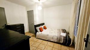 a small bedroom with a bed and a dresser at Appartement T2 in Sorgues