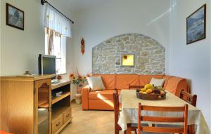 TV a/nebo společenská místnost v ubytování Cozy Apartment In Rakalj With Wifi