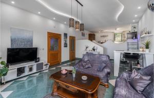 TV a/nebo společenská místnost v ubytování Lovely Home In Crikvenica With Sauna