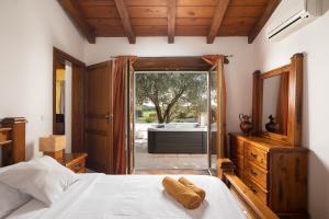 una camera da letto con un letto e un bagno con vasca di Villa Lux Casa Histria a Katun Lindarski Altre 41 foto