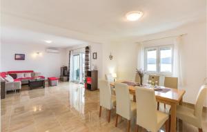 Posezení v ubytování Three-Bedroom Apartment In Komarna