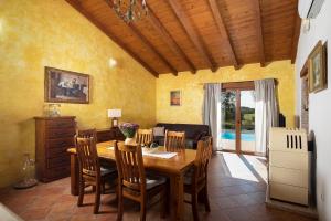 una cucina e una sala da pranzo con tavolo e sedie di Villa Lux Casa Histria a Katun Lindarski