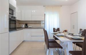 Kuchnia lub aneks kuchenny w obiekcie Cozy Home In Labin With Wifi