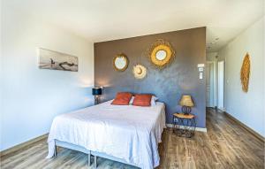 ein Schlafzimmer mit einem Bett und zwei Spiegeln an der Wand in der Unterkunft Nice Home In La Londe Les Maures in La Londe-les-Maures