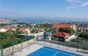 Tenis a/nebo squash v ubytování Cozy Apartment In Split With Kitchen nebo okolí