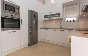 Kuchyň nebo kuchyňský kout v ubytování Two-Bedroom Apartment In Vir