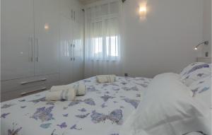 Postel nebo postele na pokoji v ubytování Two-Bedroom Apartment In Vir