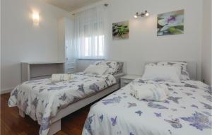 Postel nebo postele na pokoji v ubytování Two-Bedroom Apartment In Vir