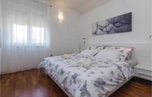 Postel nebo postele na pokoji v ubytování Two-Bedroom Apartment In Vir
