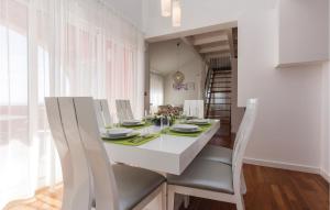 Fotografie z fotogalerie ubytování Two-Bedroom Apartment In Vir v destinaci Vir